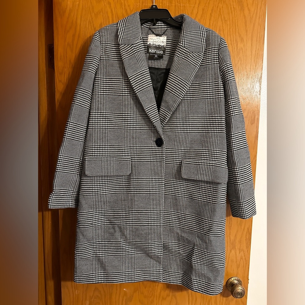Beautiful plaid coat. Size M.